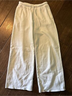 Aritzia Wide Leg Flutter Sweatpants (White) XS